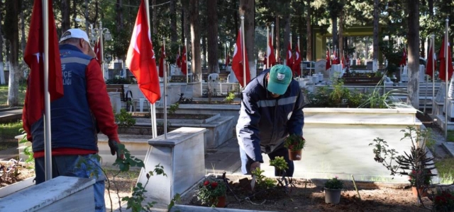 Şehit Mezarları Çiçek Bahçesine Dönüştürüldü