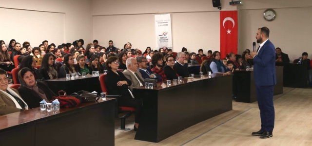 ‘Teknoloji Bağımlılığı' konulu Panele Yoğun Katılım