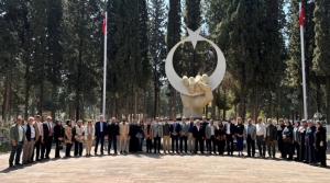 AK PARTİ İSKENDERUN TEŞKİLATI ŞEHİTLERİ UNUTMADI…