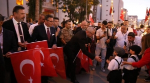 Cumhuriyet'in Işığı Yükseliş'le Parladı: Binlerce Kişi Fener Alayı'nda Buluştu