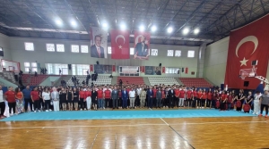İSKENDERUN'DA BAŞARILI SPORCULAR ÖDÜLLENDİRİLDİ