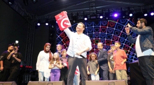 İSTE'de BİNLERCE GENÇ 'SESİMİZ BİR, YÜREĞİMİZ BİR” KONSERİNDE BULUŞTU