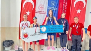 Mehmet Akif Ersoy Ortaokulu'ndan Yüzmede Büyük Başarı