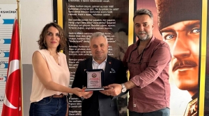 NECİP FAZIL KISAKÜREK ORTAOKULU'NDAN BAŞKAN UYGUN'A PLAKET