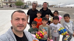 Sağlık Bakanlığı Güvenlik Personelleri Depremzede Çocuklarla Futbol Oynadı