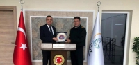 Albay Özdoğan'dan Kaymakam Sarı'ya Plaket