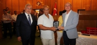 Başkan Tosyalı'dan Emekli Personele Plaket