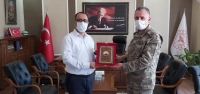 Garnizon Komutanı'ndan, Müdür Hambolat'a Plaket!