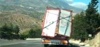 Hatay'da Karayolunda İlerleyen TIR Tehlike Saçtı