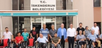 İskenderun Belediyesi, Tekerlekli Akülü Sandalye Dağıtımını Sürdürüyor