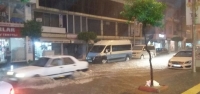 İskenderun'daki Sağanak Yağış Hayatı Felç Etti