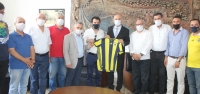 İskenderunlu Fenerbahçelilerden Kaymakam Yönden'e Forma Hediyesi