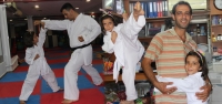 Küçük Kız Ailesini Korumak İçin Karate Öğreniyor!