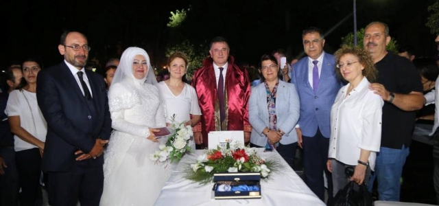 Toplu Nikah Töreni ile Onlarca Çift Dünya Evine Girdi