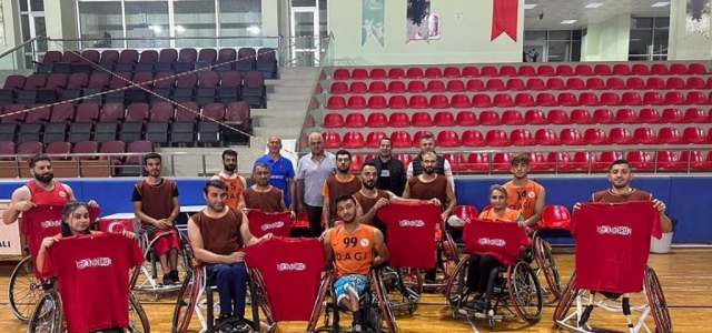 Tosyalı İskenderun Engelliler Basketbol Takımına 'İskenderun Tişörtü'