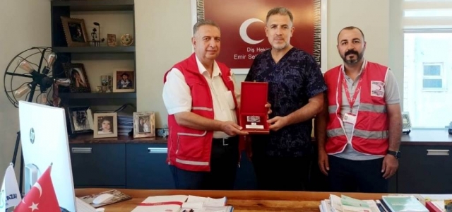 Türk Kızılayı'ndan Emir Selim Yazar'a Teşekkür Plaketi