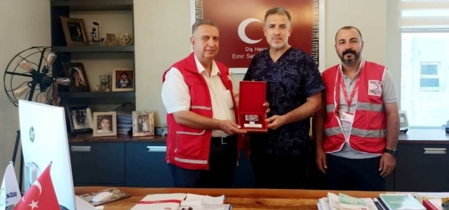 Türk Kızılayı'ndan Emir Selim Yazar'a Teşekkür Plaketi
