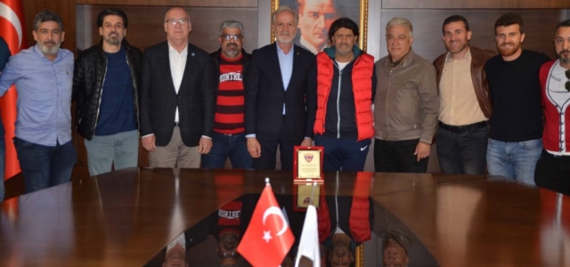 Veteranlar Spor Kulübü'nden Başkanı Yılmaz'a Plaket