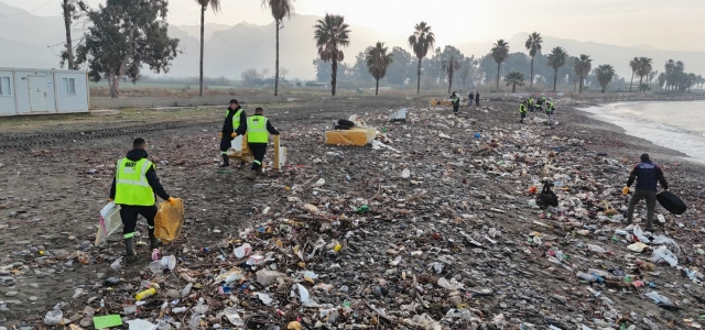 Yağmur Sonrası Dörtyol Sahilinde Biriken Atıklar Temizlendi