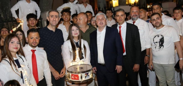 YÜKSELİŞ KOLEJİ BİLİM KAMPÜSÜ'NDEN 19 MAYIS'A COŞKULU FENER ALAYI