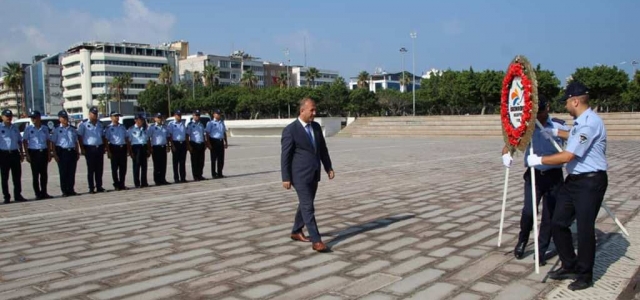 İskenderun Zabıtası Atatürk Anıtına Çelenk Sundu